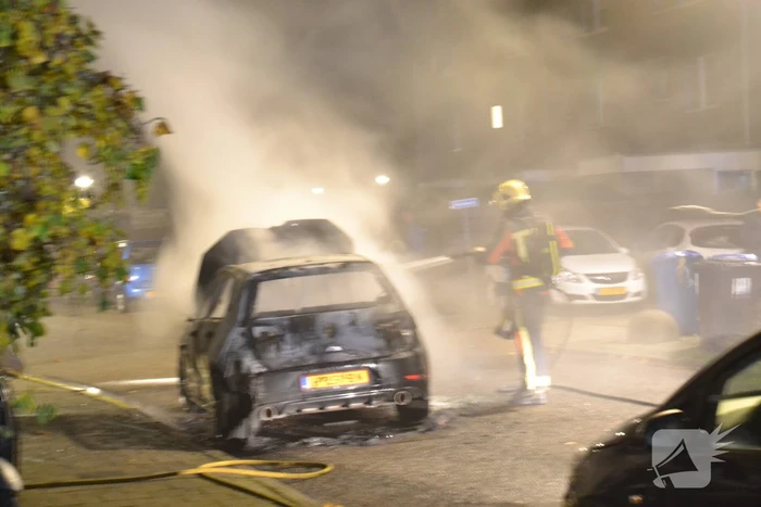 Geparkeerde auto brandt volledig uit