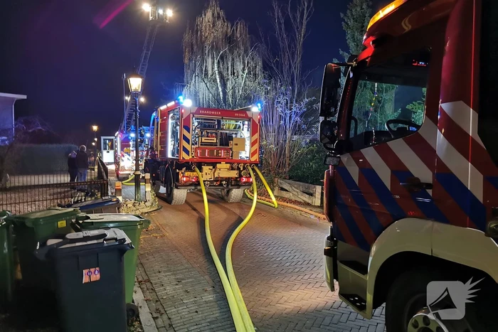 Brandweer blust brand in woning