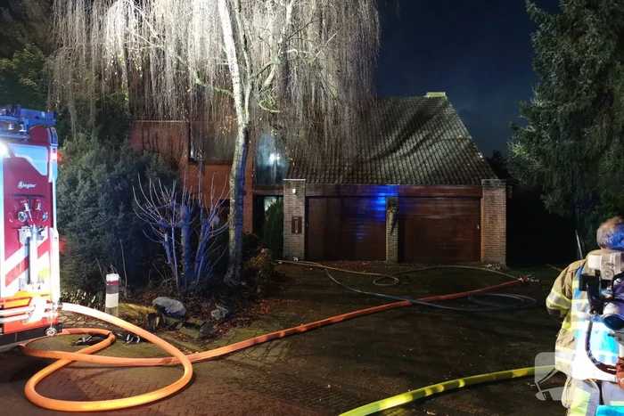 Brandweer blust brand in woning