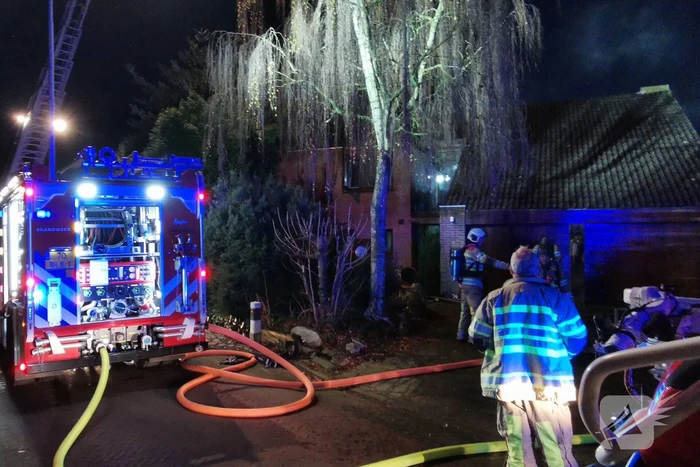 Brandweer blust brand in woning