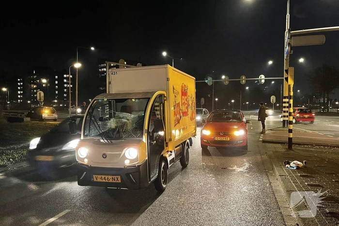 Fietser aangereden door bezorgauto