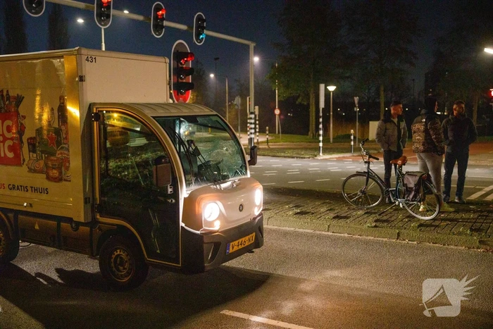Fietser aangereden door bezorgauto