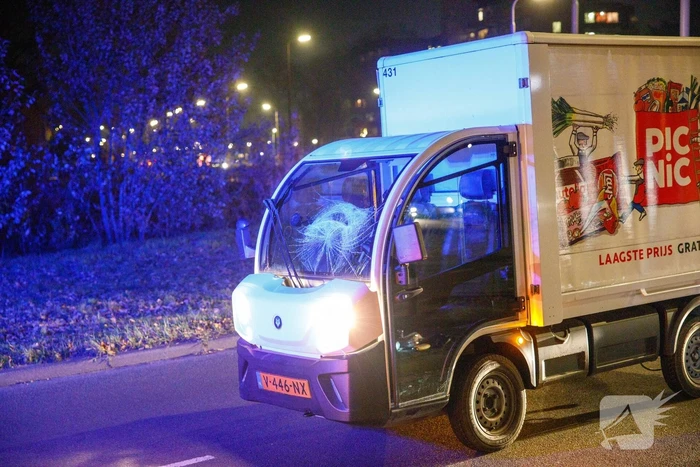 Fietser aangereden door bezorgauto