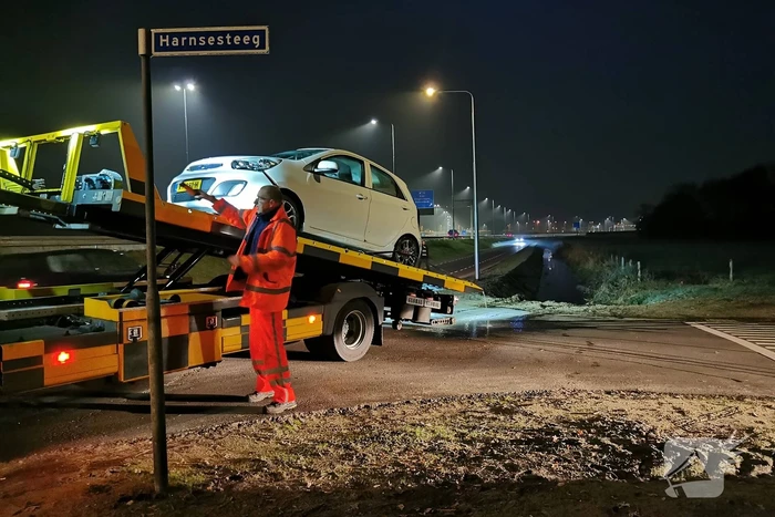 Auto glijd de sloot in