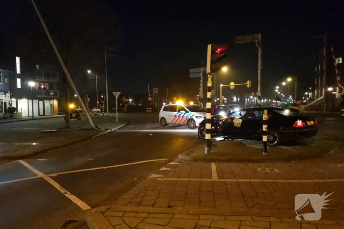 Forse schade na botsing tegen lantaarnpaal