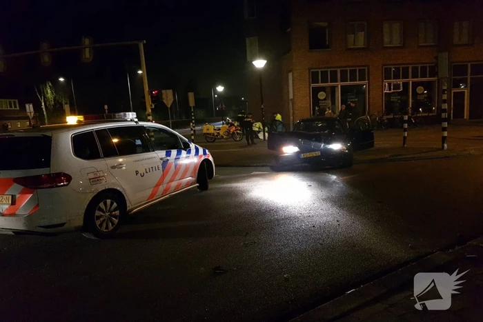 Forse schade na botsing tegen lantaarnpaal