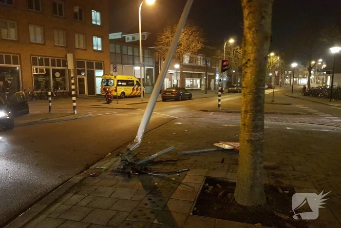 Forse schade na botsing tegen lantaarnpaal