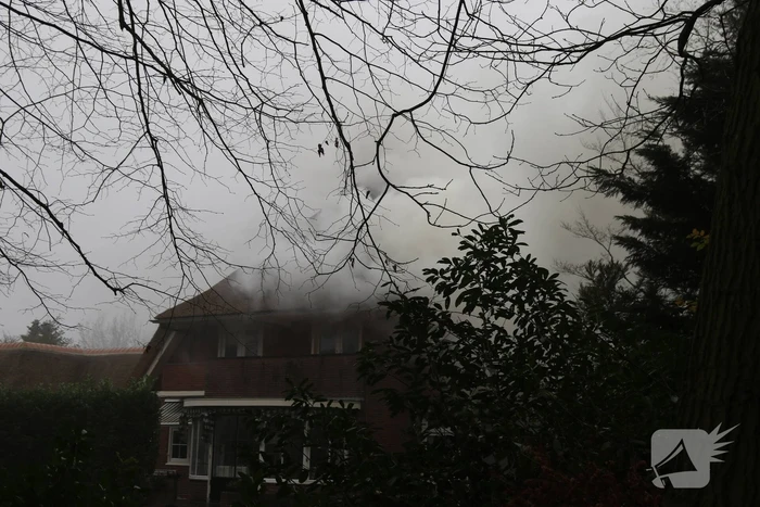 Grote brand in woonhuis met rieten kap