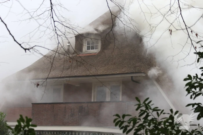 Grote brand in woonhuis met rieten kap