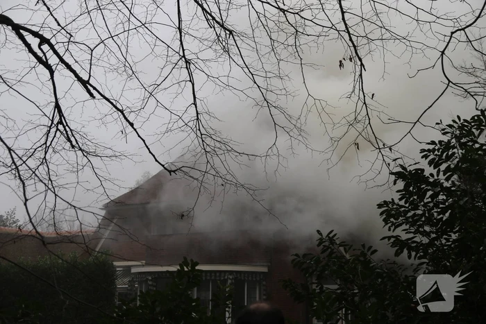 Grote brand in woonhuis met rieten kap