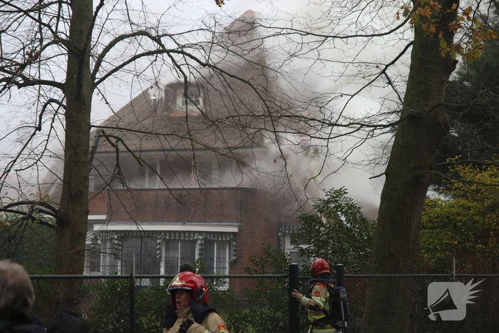 Grote brand in woonhuis met rieten kap