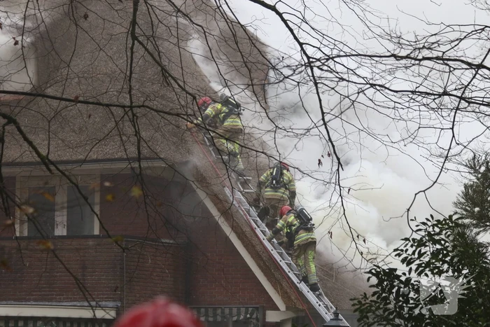 Grote brand in woonhuis met rieten kap