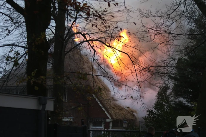 Grote brand in woonhuis met rieten kap