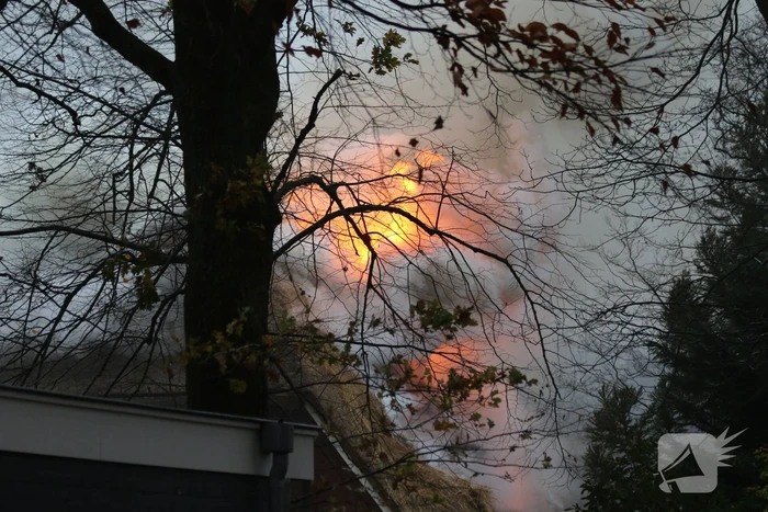 Grote brand in woonhuis met rieten kap