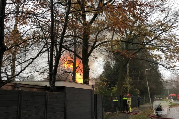 Grote brand in woonhuis met rieten kap