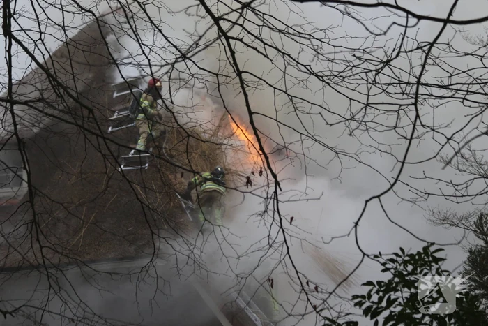 Grote brand in woonhuis met rieten kap