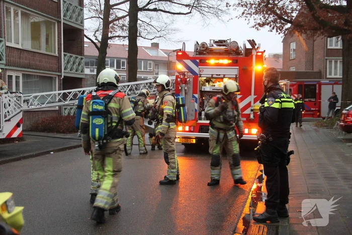 Brand in een trappenhuis van flatgebouw