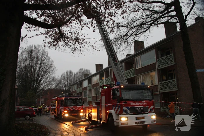 Brand in een trappenhuis van flatgebouw