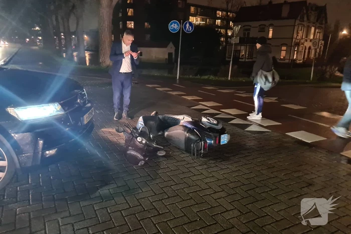 Scooterrijder onderuit na botsing met auto