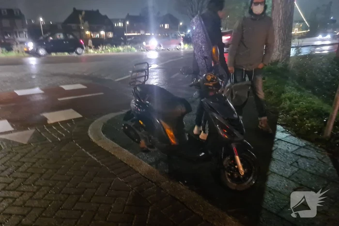 Scooterrijder onderuit na botsing met auto
