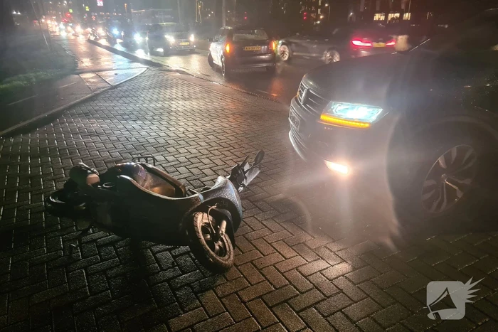Scooterrijder onderuit na botsing met auto