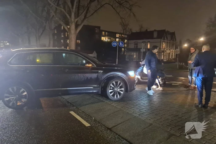 Scooterrijder onderuit na botsing met auto