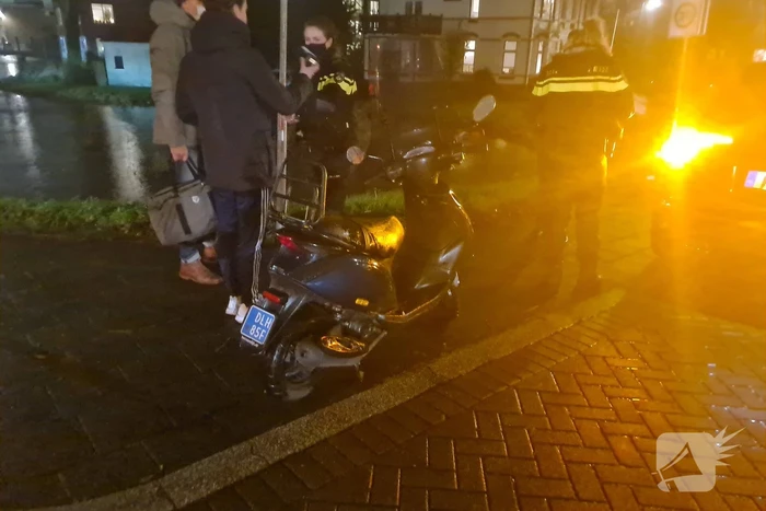 Scooterrijder onderuit na botsing met auto