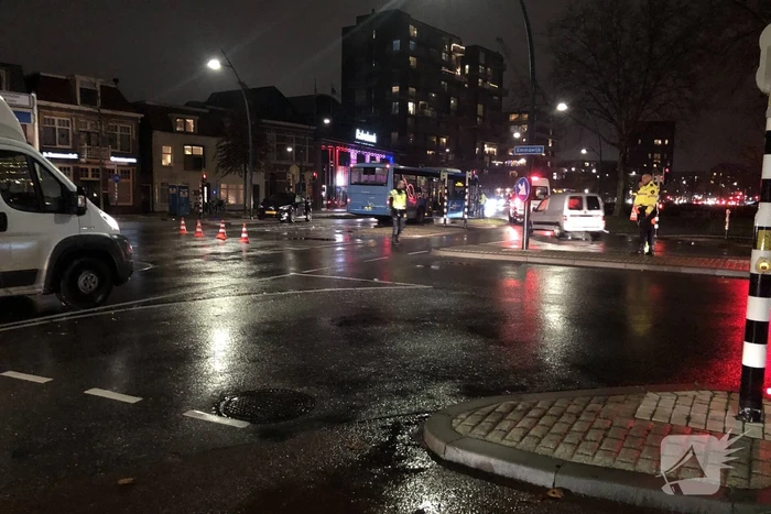 Flinke schade na botsing tussen stadsbus en personenauto