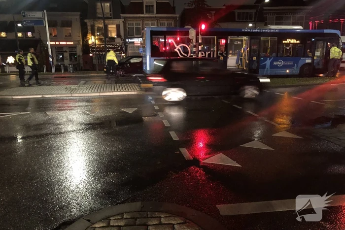 Flinke schade na botsing tussen stadsbus en personenauto