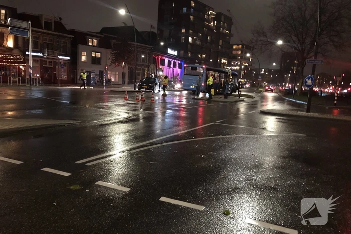 Flinke schade na botsing tussen stadsbus en personenauto