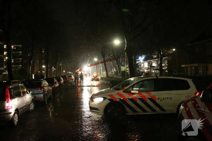 Brand in dak van woning