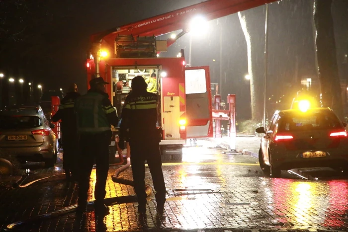 Brand in dak van woning