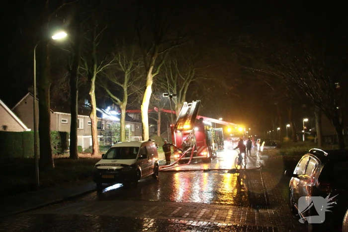 Brand in dak van woning