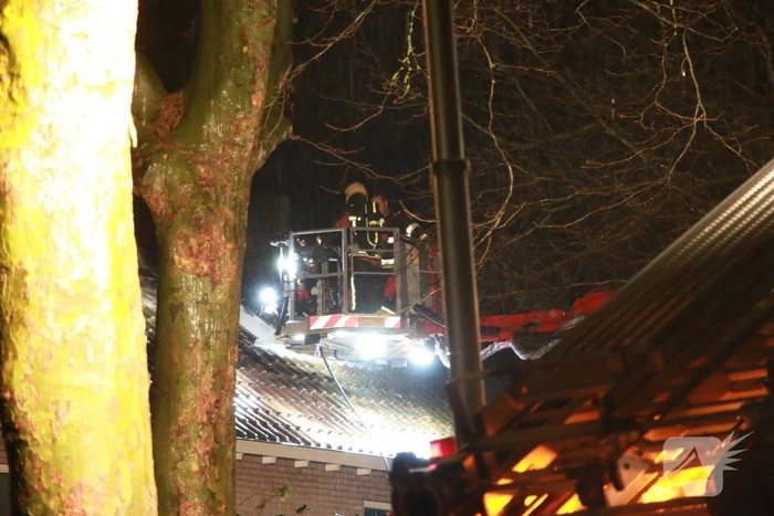 Brand in dak van woning