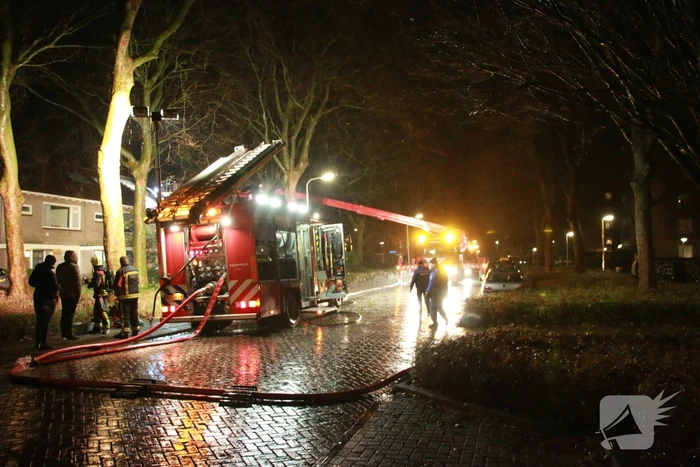 Brand in dak van woning