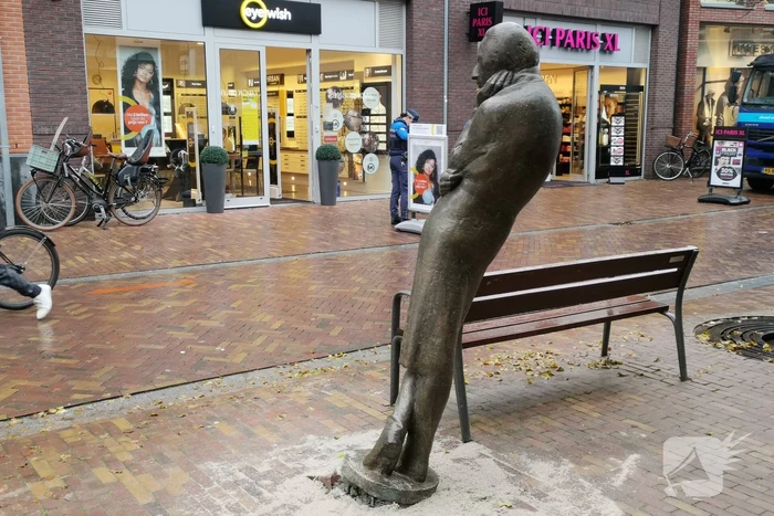 Bronzen beeld Herr Heinrich van sokkel gereden