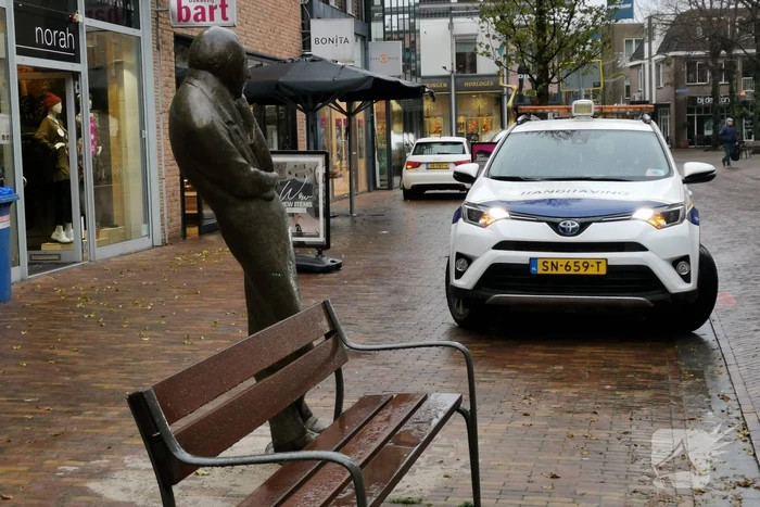 Bronzen beeld Herr Heinrich van sokkel gereden