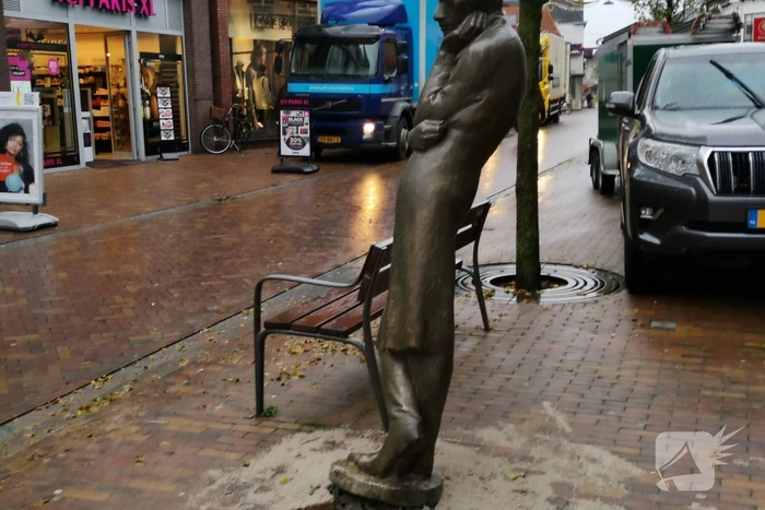 Bronzen beeld Herr Heinrich van sokkel gereden