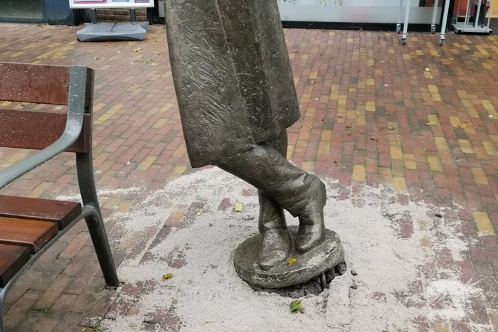 Bronzen beeld Herr Heinrich van sokkel gereden