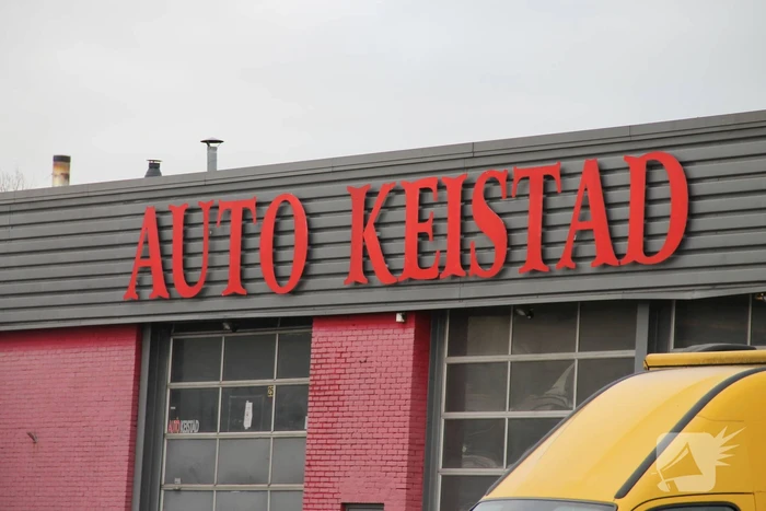 UWV, politie en handhavers doen onderzoek bij autobedrijf