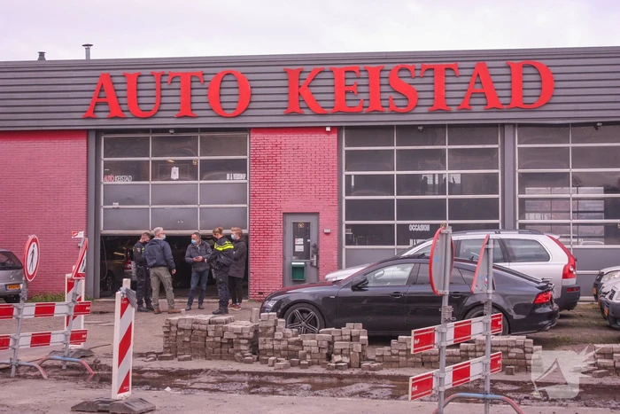 UWV, politie en handhavers doen onderzoek bij autobedrijf