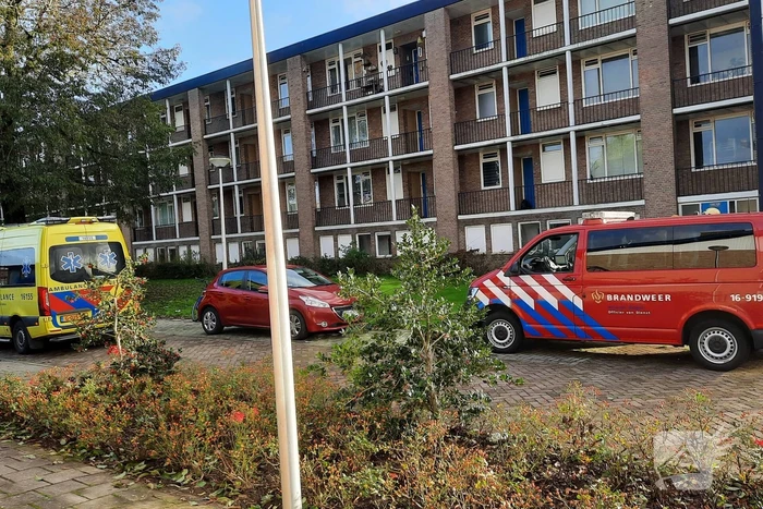 Meerdere personen ademen rioolontstopper in