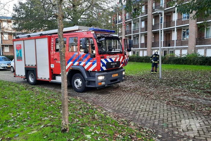 Meerdere personen ademen rioolontstopper in