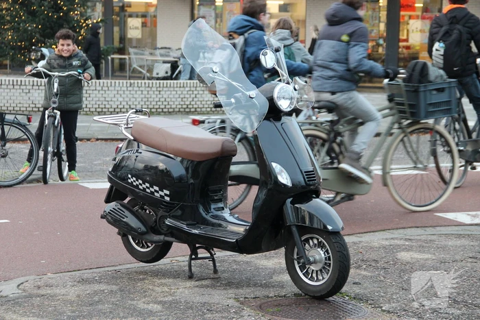 Twee scooters botsen voor winkelcentrum Schothorst