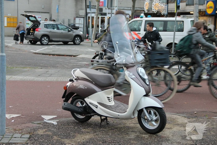 Twee scooters botsen voor winkelcentrum Schothorst