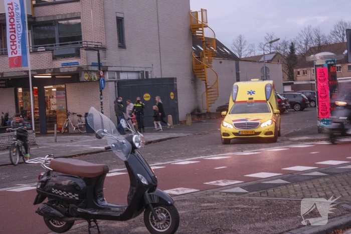 Twee scooters botsen voor winkelcentrum Schothorst