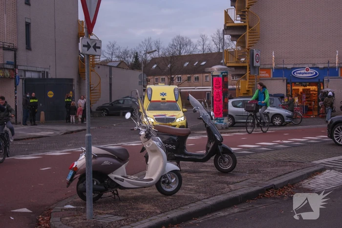 Twee scooters botsen voor winkelcentrum Schothorst