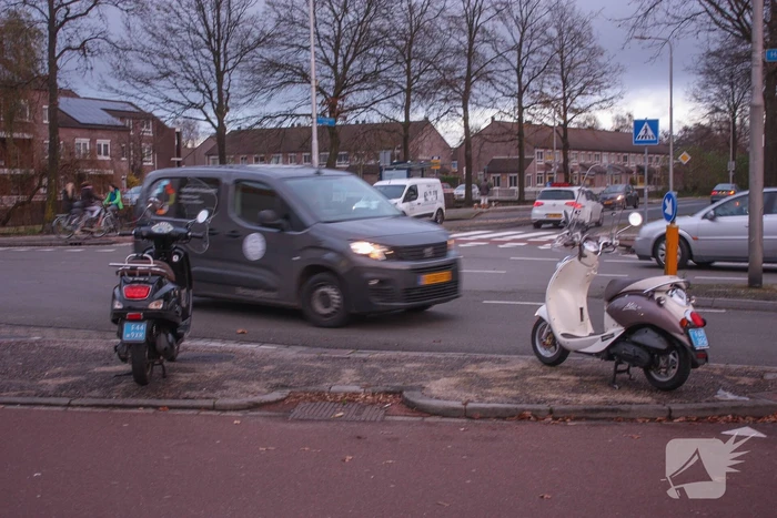 Twee scooters botsen voor winkelcentrum Schothorst