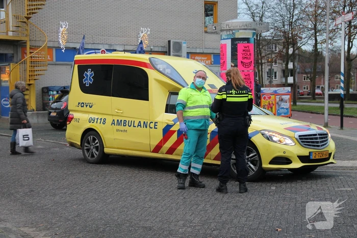 Twee scooters botsen voor winkelcentrum Schothorst