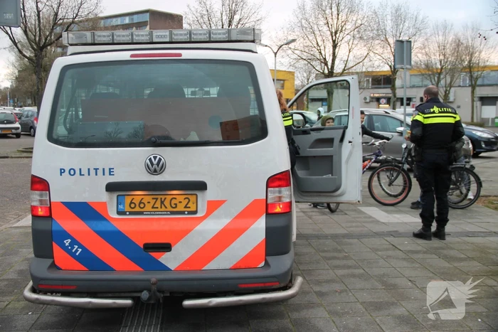 Twee scooters botsen voor winkelcentrum Schothorst